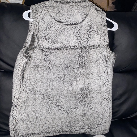 Super soft Vest gray can be zipped up like a turtle neck light weight - Picture 4 of 8